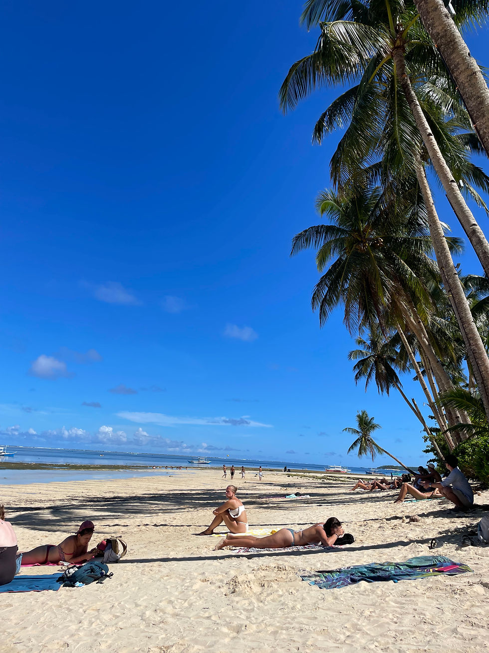 暑い日の昼間はみんなビーチでのんびり📖