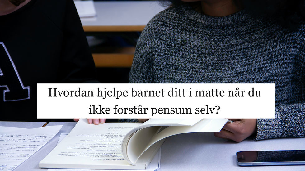 Foreldre som hjelper barnet sitt med matte.