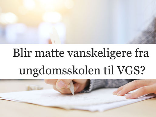 Student som jobber med matteopggaver. 