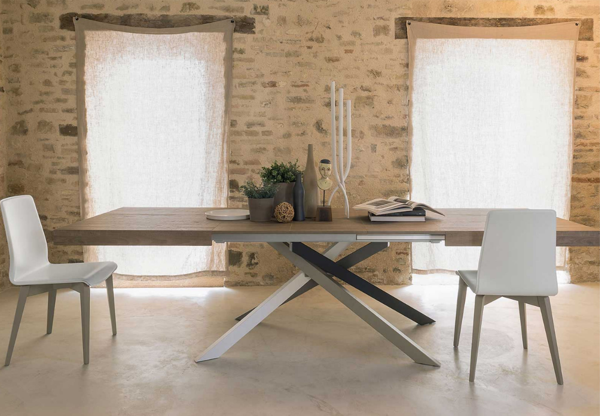 Tavolo Boston T50, syncro, metallo multicolor, piano Tavolato Quercia.
Sedia Gran Manon, frassino laccato corda, cuoio rig. bianco.
