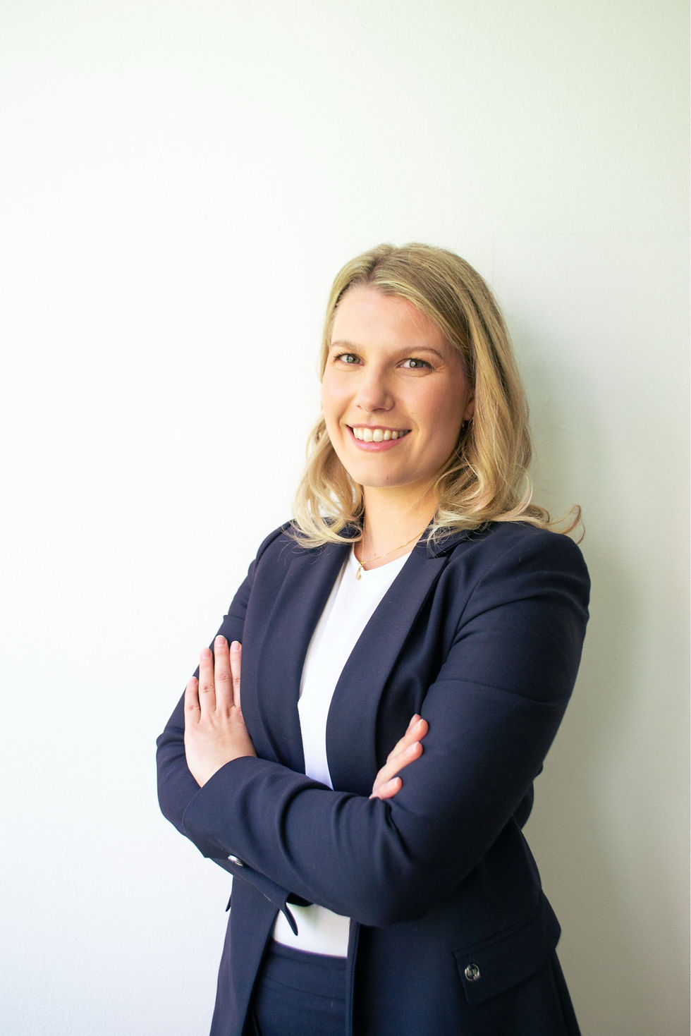 Johanna Spilker lehnt an einer Wand