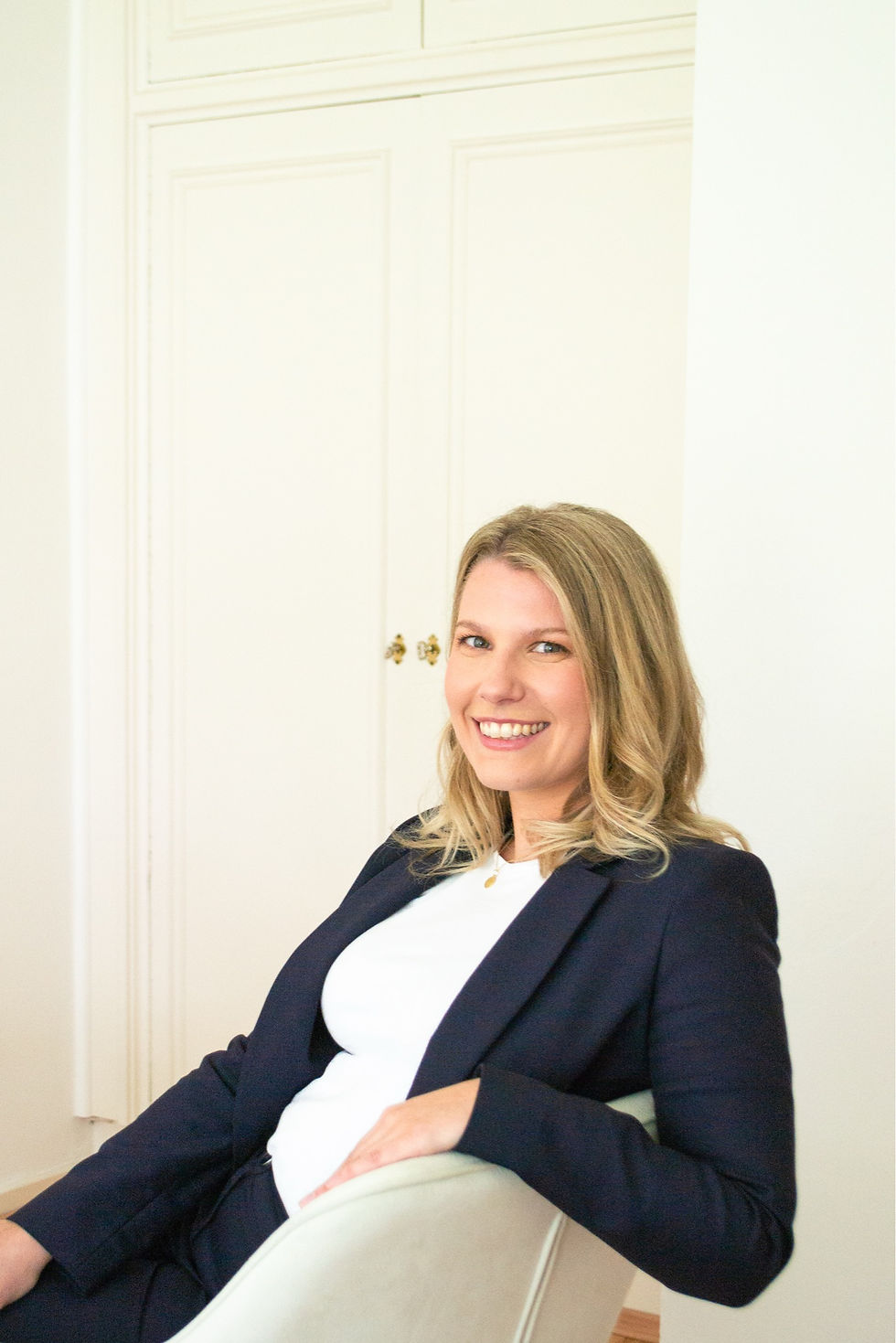 Johanna Spilker auf einem Sessel