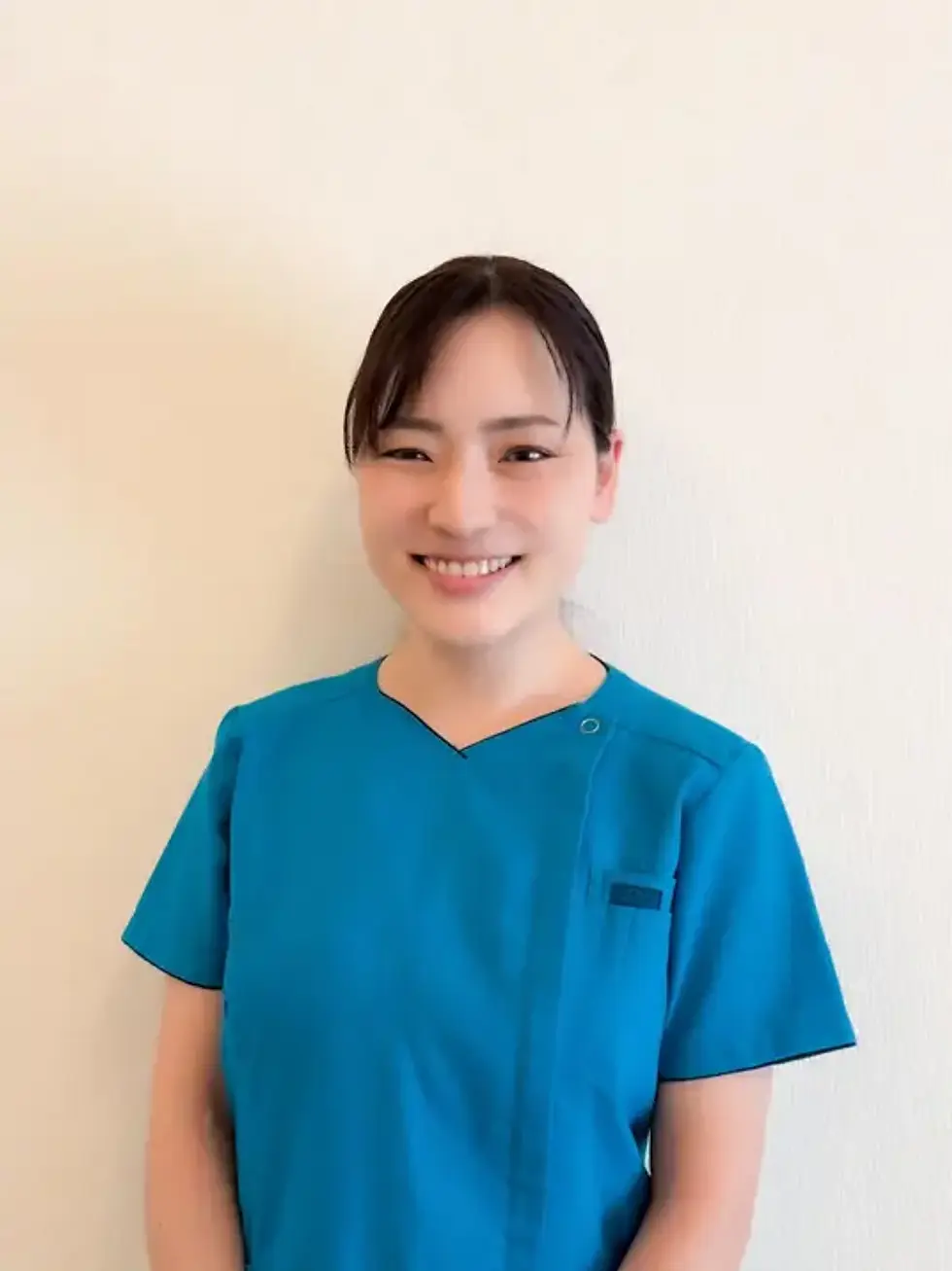 青いスクラブを着た女性の代表ポートレート