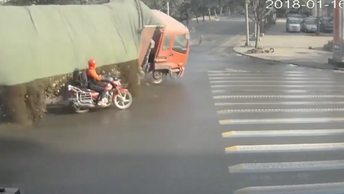 Un motociclista con suerte