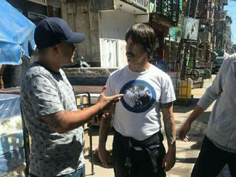 Anthony Kiedis en la villa 31 después del show de los Red Hot Chilli Peppers