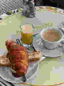 Croissant, kahve, reçel, tereyağlı ekmek