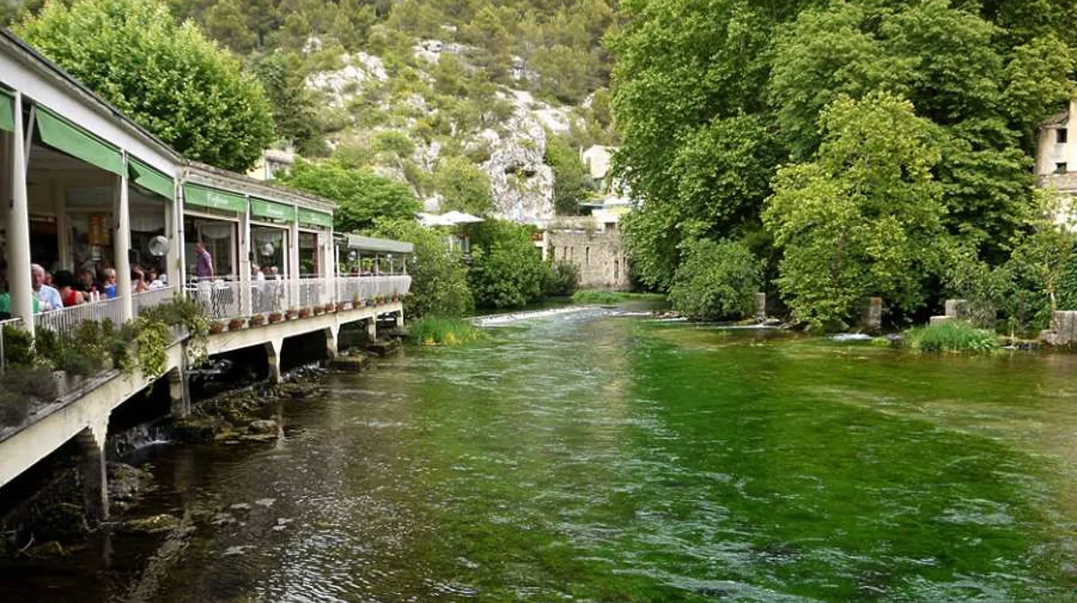 fontaine_de_vaucluse_river_cafe_provence.webp