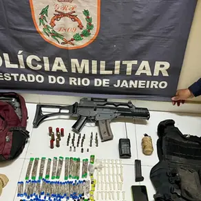 PM apreende réplica de fuzil, granada e drogas em Araruama