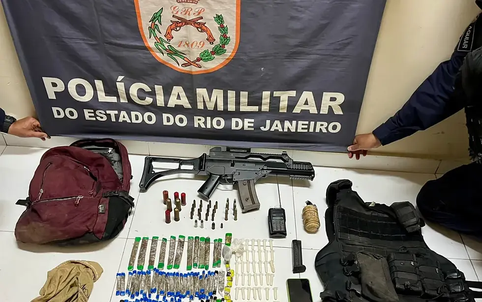 PM apreende réplica de fuzil, granada e drogas em Araruama