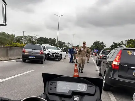 Acidente na BR com automóveis capotados deixa uma pessoa ferida