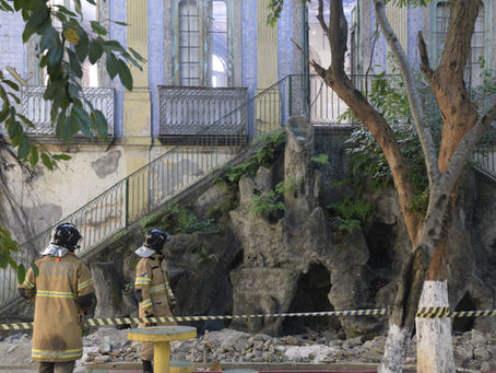 Incêndio destroi prédio histórico no Fonseca, antigo Colégio Brasil