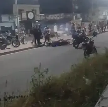 Colisão de motos deixa quatro feridos, incluindo criança, em São Gonçalo