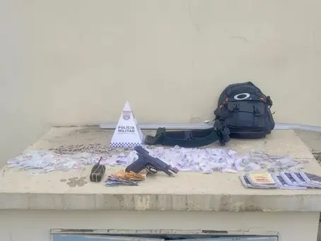 Ação do 35º BPM em Itambi resulta em prisão e apreensão de pistola e drogas