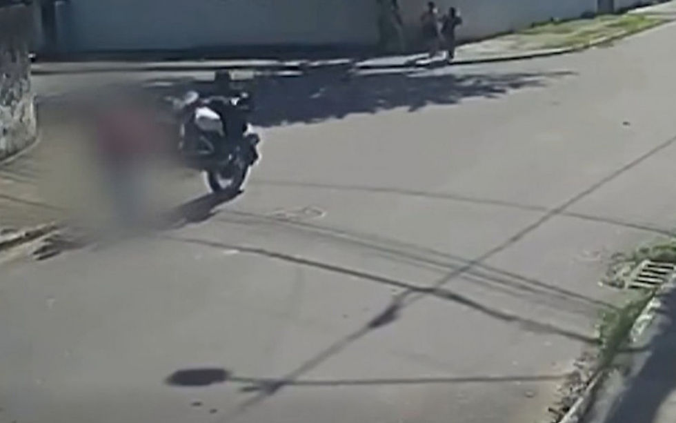 Idosa está internada em estado gravíssimo após ser atropelada por homem que empinava moto