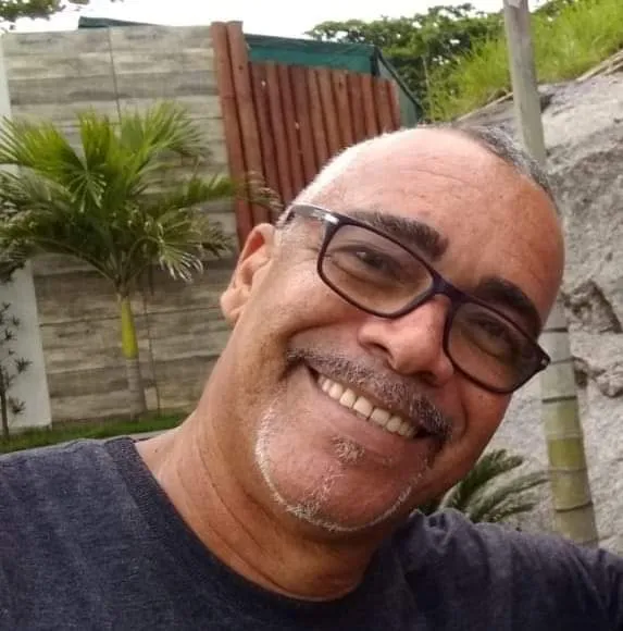 Cantor enfrenta batalha contra o câncer enquanto luta para sustentar dois filhos com necessidades especiais - Foto: Reprodução - Arquivo Pessoal