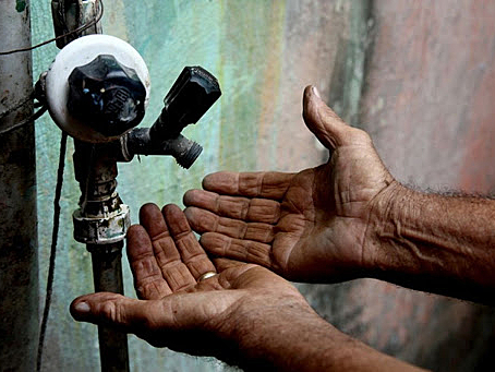 Moradores de São Gonçalo denunciam falta de água há 15 dias