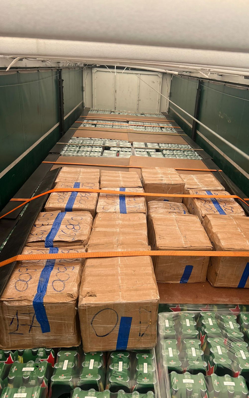 Carga de drogas do Comando Vermelho escondida em caminhão de cerveja é apreendida