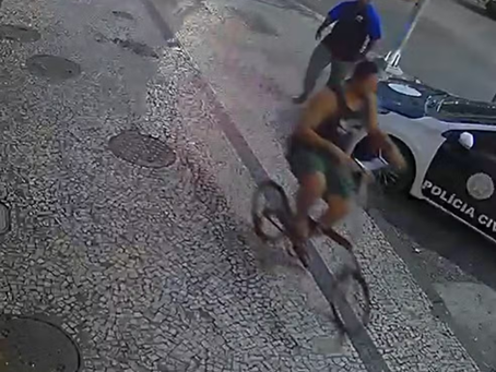 Segurança que espancou homem em Copacabana foi prestar depoimento com bicicleta da vítima