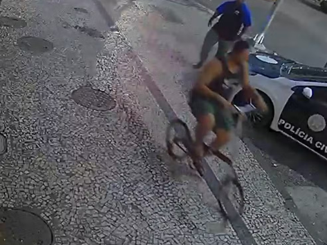 Segurança que espancou homem em Copacabana foi prestar depoimento com bicicleta da vítima