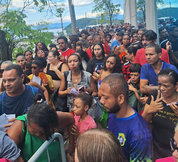 Aglomeração em frente ao local de votação no Shopping São Gonçalo/Foto: Miguel Moraes via O Metropolitano