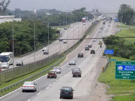 Carreta atropela pessoas em ponto de ônibus na BR-101, em São Gonçalo