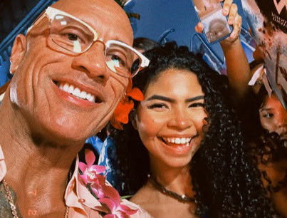 Jovem atriz de São Gonçalo brilha em encontro com The Rock em evento da Disney
