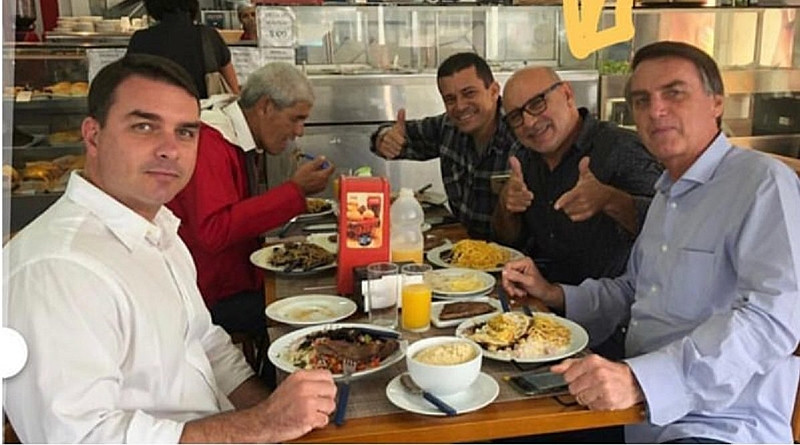 Relação próxima de Bolsonaro com Fabrício Queiroz está registrada em fotos pessoais / Foto: Reprodução/Internet