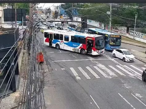 Terror na Zona Norte: criminosos usam 19 ônibus como barricadas