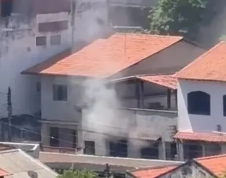 Filha põe fogo na casa da mãe em Santa Rosa, Niterói