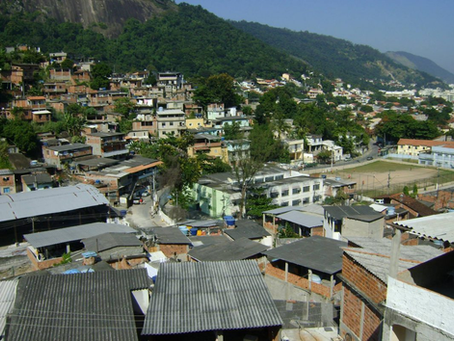 Niterói dá título de propriedade a 983 famílias da Grota do Surucucu