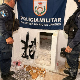 Fuzis e drogas são encontrados em bunker na Baixada Fluminense