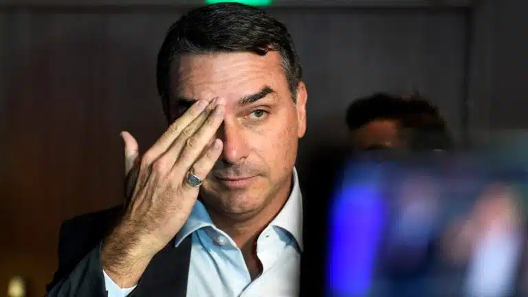 Jurista afirma que PF já tem provas para indiciar Flávio Bolsonaro antes das eleições