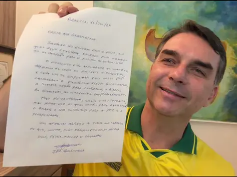  Moraes suspende visitas de Flávio ao pai Jair Bolsonaro por 90 dias