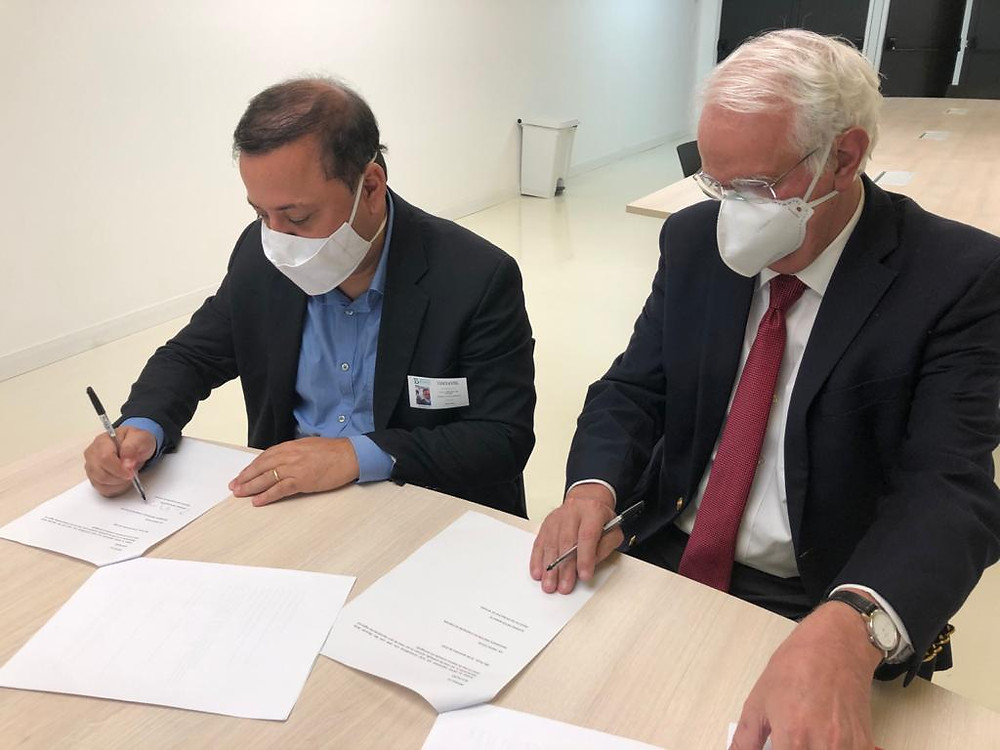 O prefeito Rodrigo Neves assinou o memorando na presença do Raul diretor do Butantan Machado/Foto: Divulgação