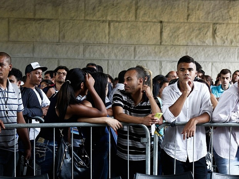 A atuação do presidente Jair Bolsonaro na gestão da pandemia é aprovada por 35% da população, enquanto a dos governadores por 54% - Miguel Schincariol/AFP