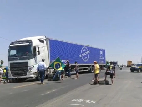 Caminhoneiros bloqueiam rodovias federais
