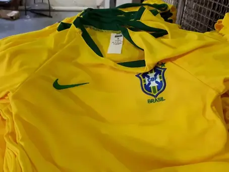  Ônibus com camisas da falsas da Seleção Brasileira e medicamentos irregulares é apreendido no Rio