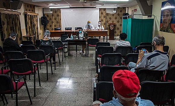  Todos os 900 voluntários são atendidos em duas policlínicas públicas, na região central de Havana, que foram adaptadas para os testes da vacina contra covid-19. / Abel Padrón / Cubadebate
