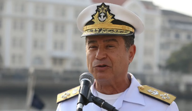 Ex-comandante da Marinha, almirante da reserva Almir Garnier Santos, na Baía de Guanabara, no Rio de Janeiro. (Tânia Rêgo/Agência Brasil)