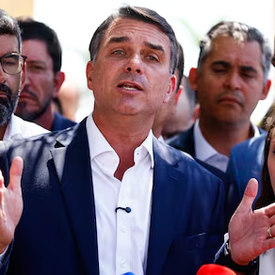 Os R$ 200 bilhões que Flávio Bolsonaro promete cortar do orçamento sairá de programas sociais