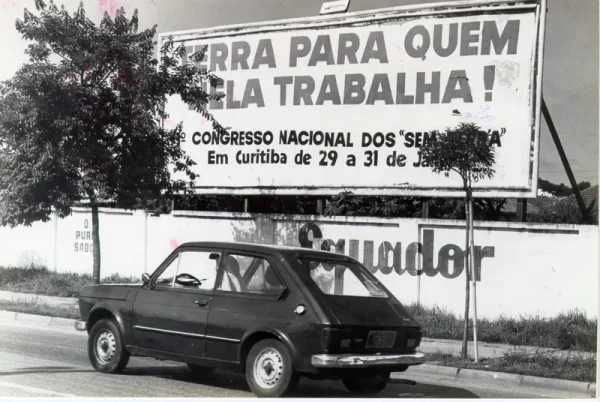 Outdoor na rua convocava para o I Congresso Nacional do MST em 1985 / Arquivo e Memória MST