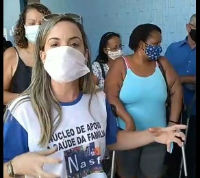 A assistente social Fernanda Sette (primeiro plano) e a usuária Kátia de Souza (azul) no ato em defesa do NASF/Foto: Reprodução Facebook