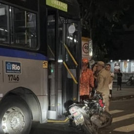 Colisão entre moto e ônibus mata homem e deixa outro gravemente ferido em Cascadura
