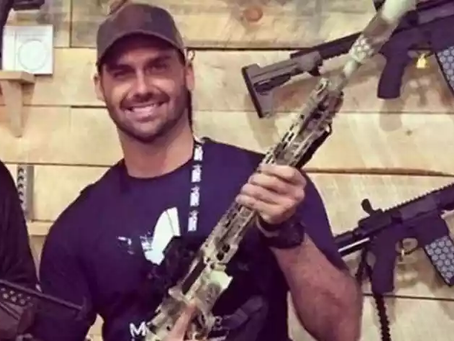 Em delação, Cid disse que Eduardo Bolsonaro tinha 'tropa civil' de CACs para ajudar no golpe