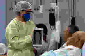 Cerca de 12 mil profissionais, técnicos e auxiliares de enfermagem estão infectados ou tem suspeita de infecção por covid-19 no Brasil; 94 vieram a óbito - Miguel Schincariol / AFP