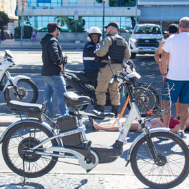 Colisão entre bike elétrica e patinete deixa ferida em Copacabana