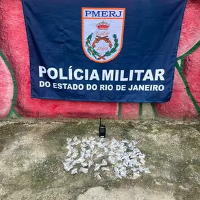 PM apreende rádio transmissor e drogas durante ação em comunidade de Niterói