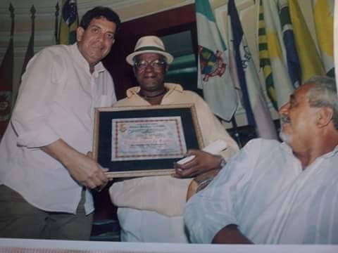 Betto recebendo reconhecimento do vereador Magaldi/Foto: Arquivo pesoal