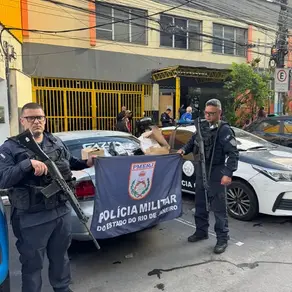 Após troca de tiros, polícia recupera carro roubado com mercadorias em Monjolos