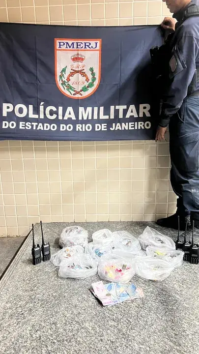 Operações da PM em Niterói terminam com apreensões de drogas e arma